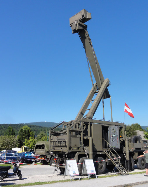 Das Österreichische Bundesheer zeigte eine mobile Radarstation. Im Hintergrund ist die Radarstation Kolomansberg zu sehen.