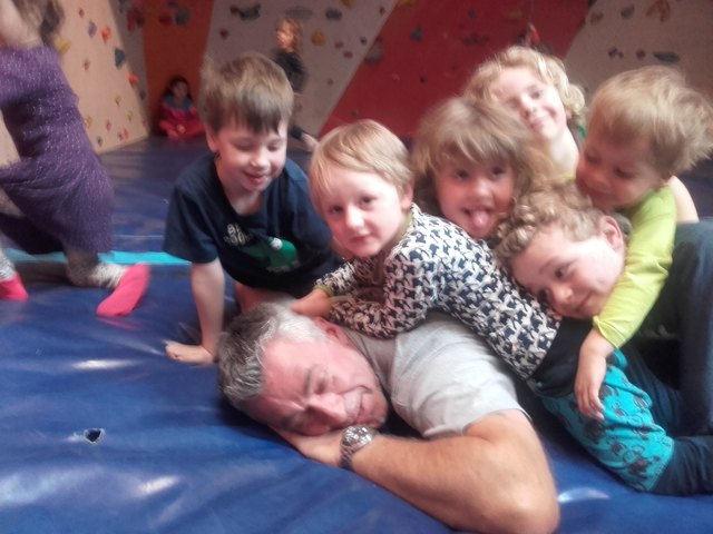 Klettern mit den Waldkindern im Kletterzentrum Zillertal - Herumtollen mit dem Kassier