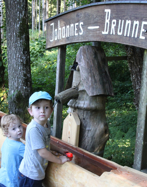 Der Brunnen eignet sich auch zum Planschen