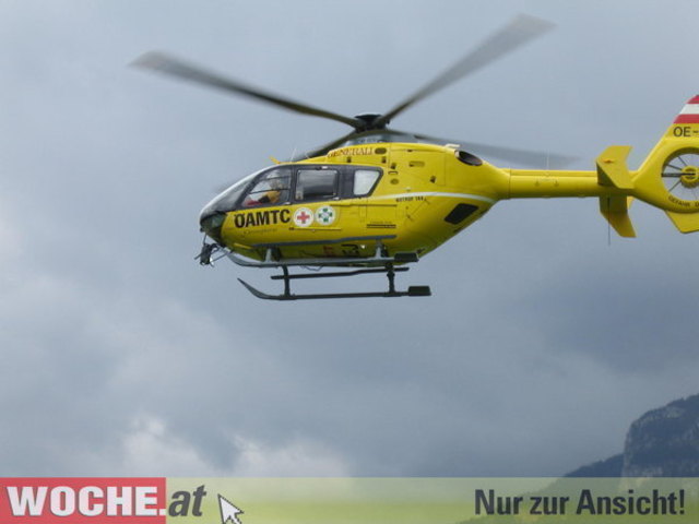 Die Besatzung des Rettungshubschraubers C 11 flog den verletzten Motorradfahrer ins UKH Klagenfurt