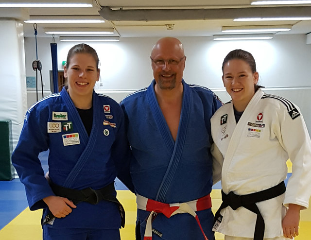 Jubilar Martin Scherwitzl mit seinen aktuellen Aushängeschildern Bernadette Graf und Kathrin Unterwurzacher | Foto: Judozentrum