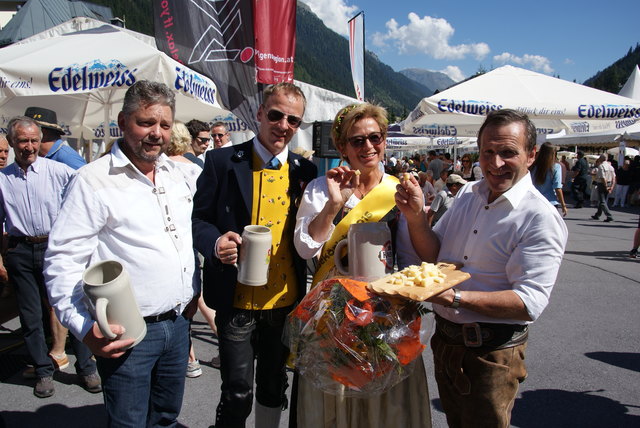 Hervorragender Almkäse: Käsekönigin Monika Wolf mit Genussregions-Obmann Hermann Huber (re).), Dietmar Walser (Obmann MK Ischgl) und Stv. Markus Knoll (li.).