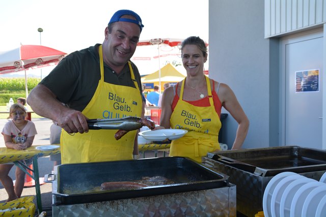 Christoph Trampler und Iris Steindl bereiteten am Grill köstliche Bratwüste und Koteletts zu.