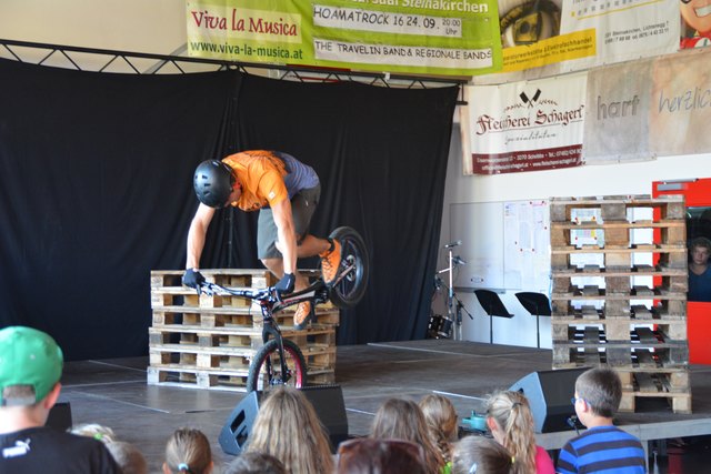 Trial-Staatsmeister Thomas Pechhacker aus Purgstall zeigte beim Talentecontest in Steinakirchen sein Können am Bike.