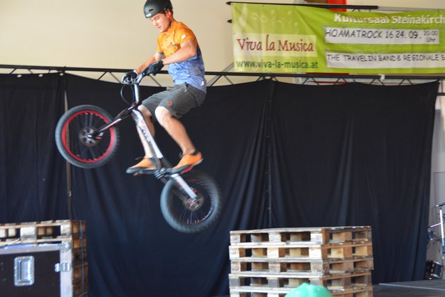Trial-Staatsmeister Thomas Pechhacker aus Purgstall zeigte beim Talentecontest in Steinakirchen sein Können am Bike.