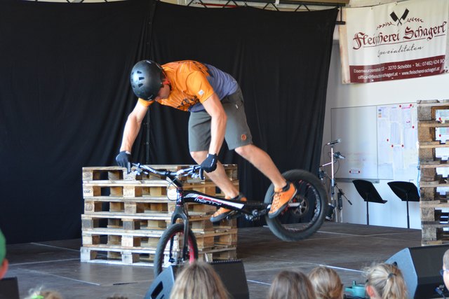 Trial-Staatsmeister Thomas Pechhacker aus Purgstall zeigte beim Talentecontest in Steinakirchen sein Können am Bike.