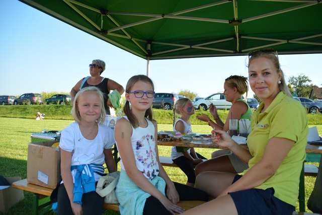 Jana Hofmarcher und Lena Wagner hatten beim Kinderschminken Spaß mit Jasmin Garschall.