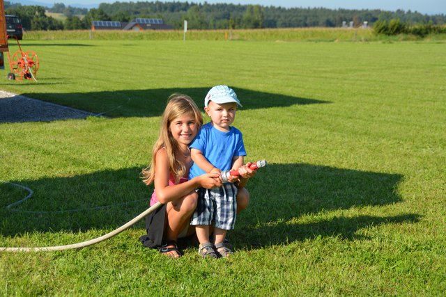 Marlies Aigner aus Wang und Niklas Pirringer aus Randegg übten sich beim Fest im Zielspritzen.