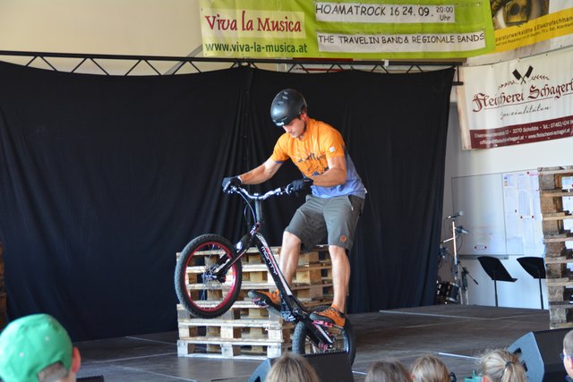 Trial-Staatsmeister Thomas Pechhacker aus Purgstall zeigte beim Talentecontest in Steinakirchen sein Können am Bike.