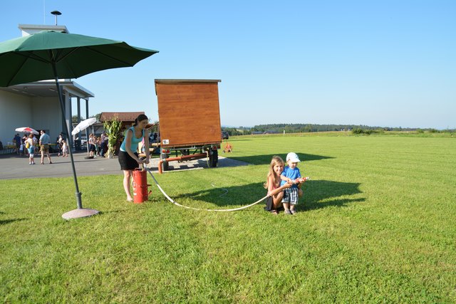Marlies Aigner aus Wang (Mitte) übte sich mit Vroni und Niklas Pirringer aus Randegg beim Fest im Zielspritzen.