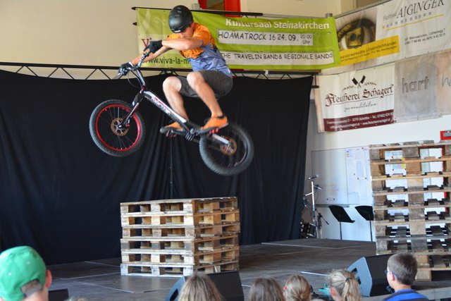 Trial-Staatsmeister Thomas Pechhacker aus Purgstall zeigte beim Talentecontest in Steinakirchen sein Können am Bike.