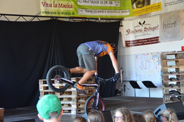Trial-Staatsmeister Thomas Pechhacker aus Purgstall zeigte beim Talentecontest in Steinakirchen sein Können am Bike.