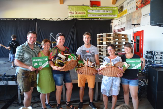 Franz Aigner, Gabriele Langsenlehner und Katrin Teufel (r.) mit den Gewinnern Margit Aigelsreiter, Florian Heim und Birgit Ressl.