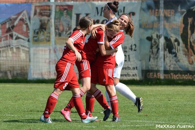 Die Torschützinnen Anna Amtmann und Jasmin Pistotnik jubelten, auch Mitspielerinnen Jennifer Köppel gratulierte. | Foto: MeXXoo Austria