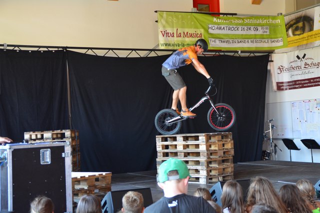 Trial-Staatsmeister Thomas Pechhacker aus Purgstall zeigte beim Talentecontest in Steinakirchen sein Können am Bike.