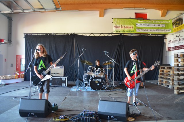 Nikolas Baumann, David Kaltenbrunner und Julian Stelzer heizten als "All Fighters" dem Publikum beim Fest in Steinakirchen ein.