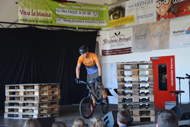 Trial-Staatsmeister Thomas Pechhacker aus Purgstall zeigte beim Talentecontest in Steinakirchen sein Können am Bike.