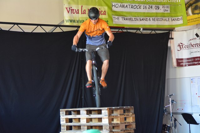 Trial-Staatsmeister Thomas Pechhacker aus Purgstall zeigte beim Talentecontest in Steinakirchen sein Können am Bike.