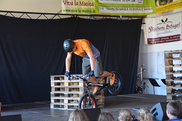Trial-Staatsmeister Thomas Pechhacker aus Purgstall zeigte beim Talentecontest in Steinakirchen sein Können am Bike.
