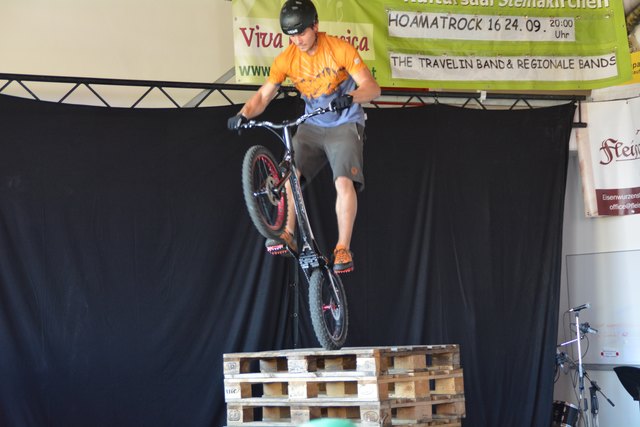 Trial-Staatsmeister Thomas Pechhacker aus Purgstall zeigte beim Talentecontest in Steinakirchen sein Können am Bike.