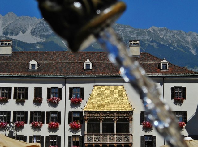Das kühle Nass spendet der Brunnen beim Trautsonhaus in der Innsbrucker Herzog-Friedrich-Straße 22.