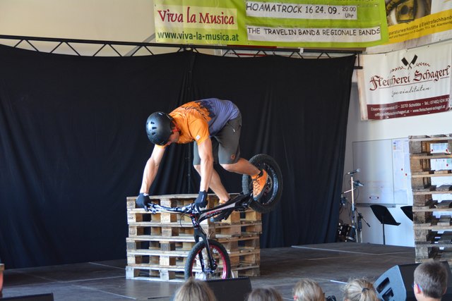 Trial-Staatsmeister Thomas Pechhacker aus Purgstall zeigte beim Talentecontest in Steinakirchen sein Können am Bike.