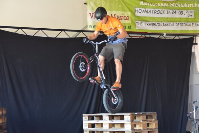Trial-Staatsmeister Thomas Pechhacker aus Purgstall zeigte beim Talentecontest in Steinakirchen sein Können am Bike.