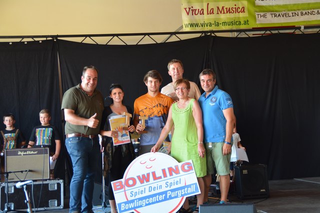 Jana Zellhofer aus Gresten (2.v.l.) und Thomas Pechhacker (3.v.l.) aus Purgstall dürften als Zweitplatzierte einen gemeinsamen Abend im Bowlingcenter Purgstall verbringen.