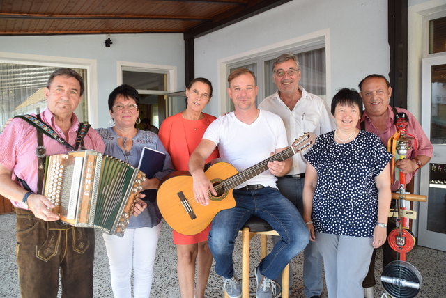 Beim Benefiz-Frühschoppen mit den "Lustigen Zwei" (außen): Rosi Gmeindl, Petra Wagner, Michael Gmeindl, LAbg. Johann Richter und LAbg. Karin Stampfel