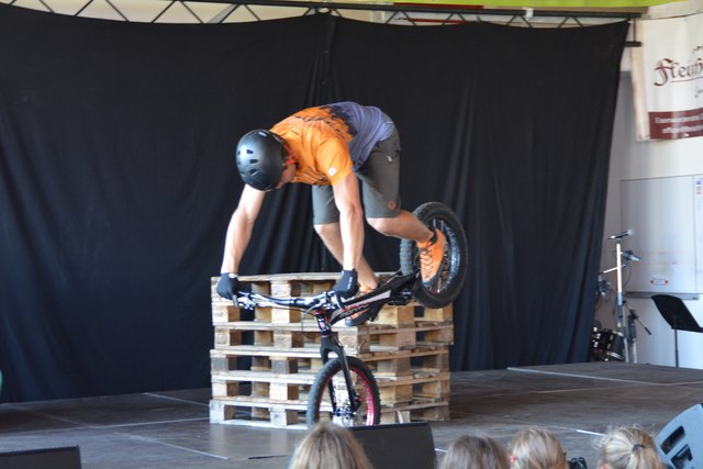 Trial-Staatsmeister Thomas Pechhacker aus Purgstall zeigte beim Talentecontest in Steinakirchen sein Können am Bike.