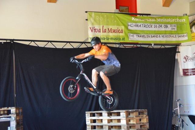 Trial-Staatsmeister Thomas Pechhacker aus Purgstall zeigte beim Talentecontest in Steinakirchen sein Können am Bike.