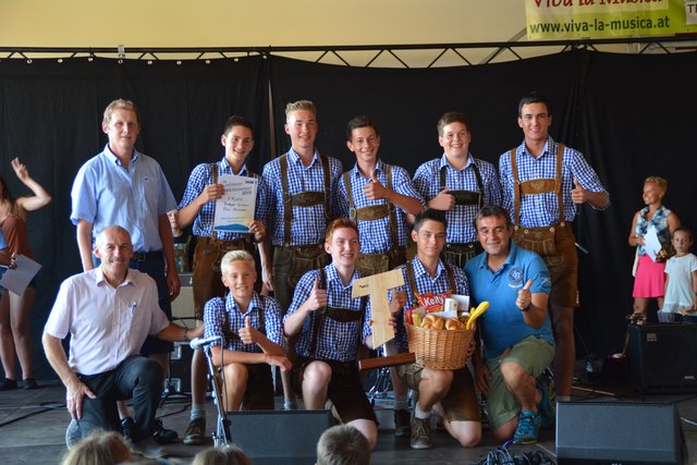 Die Randegger Spitzbuam gingen beim Talentecontest mit ihrer Schuhplattler-Einlage als Sieger hervor.