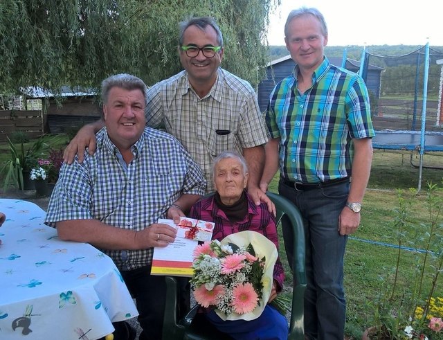 Vize Friedl Müllner, Bgm. Norbert Sulyok und OV Arthur Pfeiffer gratulierte Juliana Weiner.