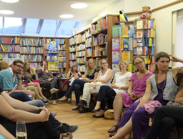 Allein unter Frauen: Redakteur Roland Mayr (links im Bild) beim Frauentalk in der Buchhandlung Widhalm in Scheibbs. | Foto: privat