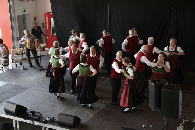 Die Seniorenvolkstanzgruppe aus Steinakirchen am Forst stellte beim "olle miteinaund"-Fest ihr Können unter Beweis. | Foto: Auer