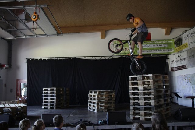 Trial-Staatsmeister Thomas Pechhacker aus Purgstall zeigte beim Talentecontest in Steinakirchen sein Können am Bike. | Foto: Auer