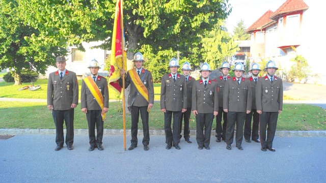 Ortsfeuerwehrkommandant Kurt Marakovits führte den Ehrenzug der Feuerwehr beim Jubiläums-Festakt an. | Foto: Josef Mattis