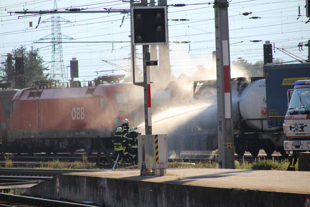 Die Feuerwehren von Wörgl und Sandoz kühlten den Waggon | Foto: ZOOM.TIROL