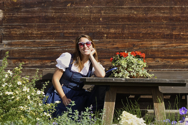 Kurze Auszeit: Journalistin Juliane Fischer genießt ganz nebenbei die Bergidylle in Alpbach.