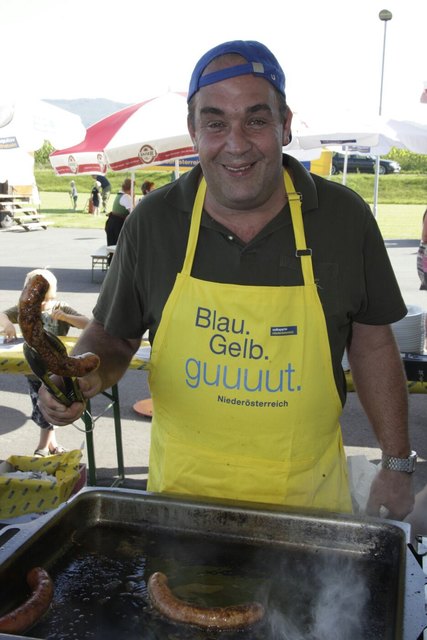 Purgstalls Bürgermeister Christoph Trampler entpuppte sich in Steinakirchen als wahrer Grillmeister. | Foto: Auer