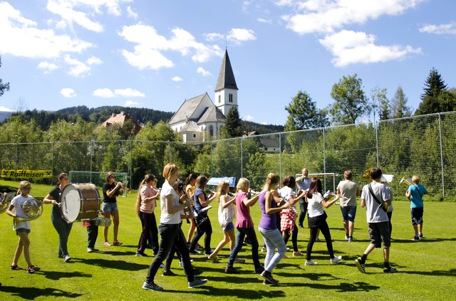 Marschprobe am Sportplatz