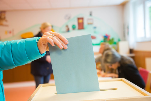 Das Kuvert mit der abgegebenen Stimme darf künftig nur mehr der Wahlleiter in die Urne einwerfen. | Foto: Neumayer