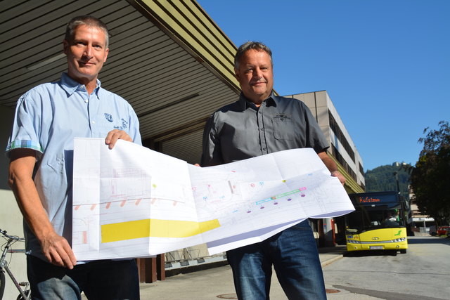 Manfred Malin und Günter Oberhauser haben den Plan für den Abbruch.