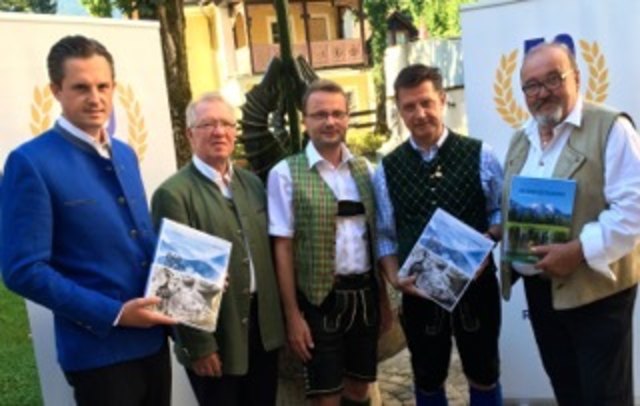 v.l.: Bürgermeister Stefan Schmuckenschlager, der Präsident des RC Bad Ischl Friedrich Glaser, Bürgermeister Hannes Heide, RC Klosterneuburg-Präsident Gerhard Hrebicek und Karl Schiffleitner. | Foto: Rotary Club Bad Ischl