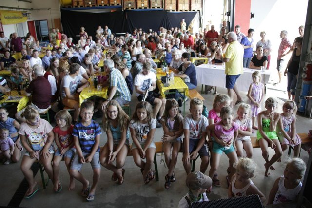 "Olle miteinaund": In Steinakirchen gab es beim Fest der Bezirks-ÖVP zu einem Treffen der Generationen. | Foto: Auer