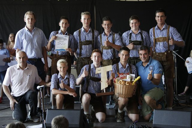 Die Randegger Spitzbuam gingen beim Talentecontest mit ihrer Schuhplattler-Einlage als Sieger hervor. | Foto: Auer