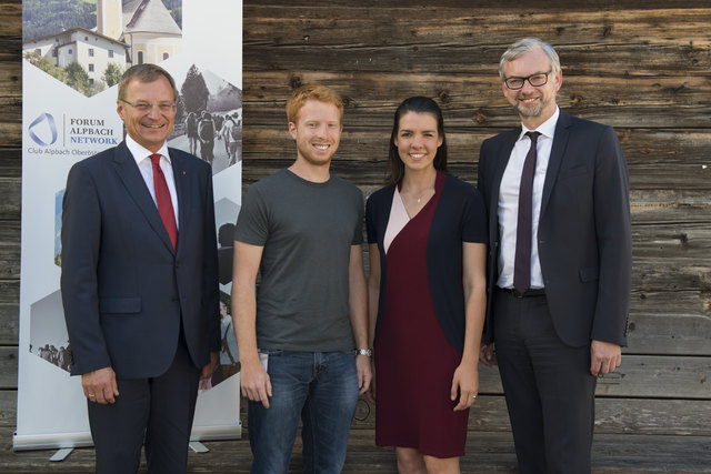(v.l.)  Landeshauptmann-Stellvertreter Thomas Stelzer, Andreas Wagner, 26 Jahre aus Braunau (Sustainable Syngas Chemistry, Cambridge - UK), Katharina Wiesner, 23 Jahre aus Altheim (Business Administration and Economics, Universität Passau), Landesrat Strugl | Foto: APA-Fotoservice/Pichler