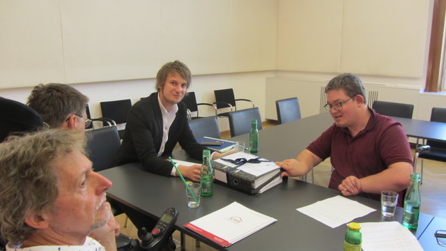 Alexander Miklautz (links) und Andreas Anderle bei der Unterschriftenübergabe im Sozialministerium in Wien.