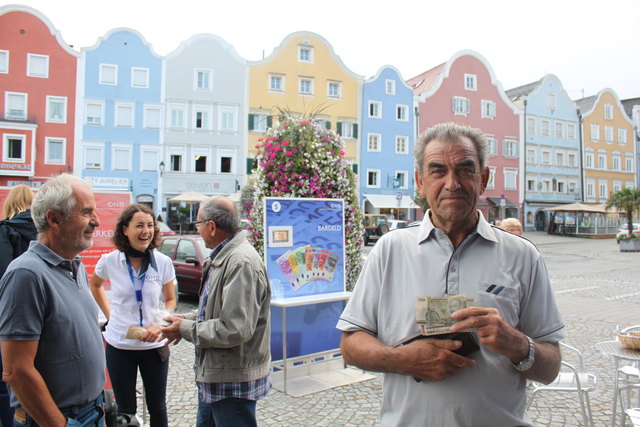 144 Kunden wechselten gestern in Schärding beim Euro-Bus ihre Schillingbestände in Euro. Durschnittlich hatte jeder Kunde etwa 1700 Schilling mit dabei. | Foto: OeNB