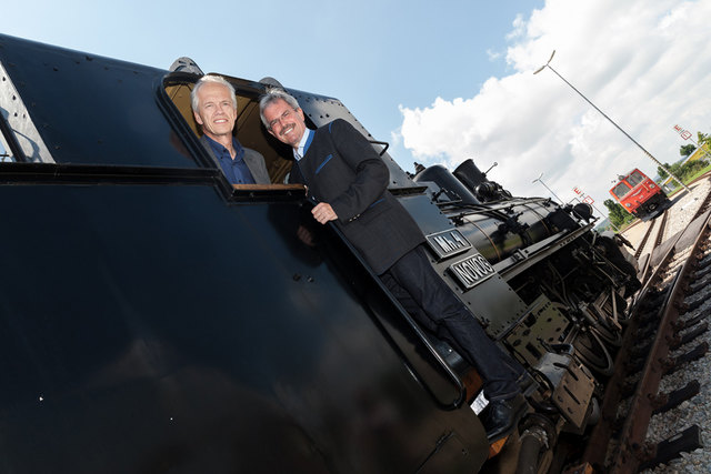 Mit Dampflokomotive inklusive historischer Garnitur fährt die Waldviertelbahn nach Litschau, wo ein uriges Kesselgulasch zubereitet wird, im Bild: NÖVOG Geschäftsführer Gerhard Stindl und Verkehrslandesrat Karl Wilfing. (© NÖVOG/Citronenrot)